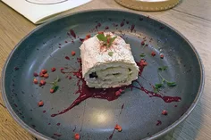 Меренговый рулет с малиной и кедровым орехом