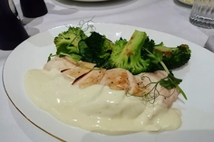Куриное филе под сырным фондю со шпинатом и брокколи